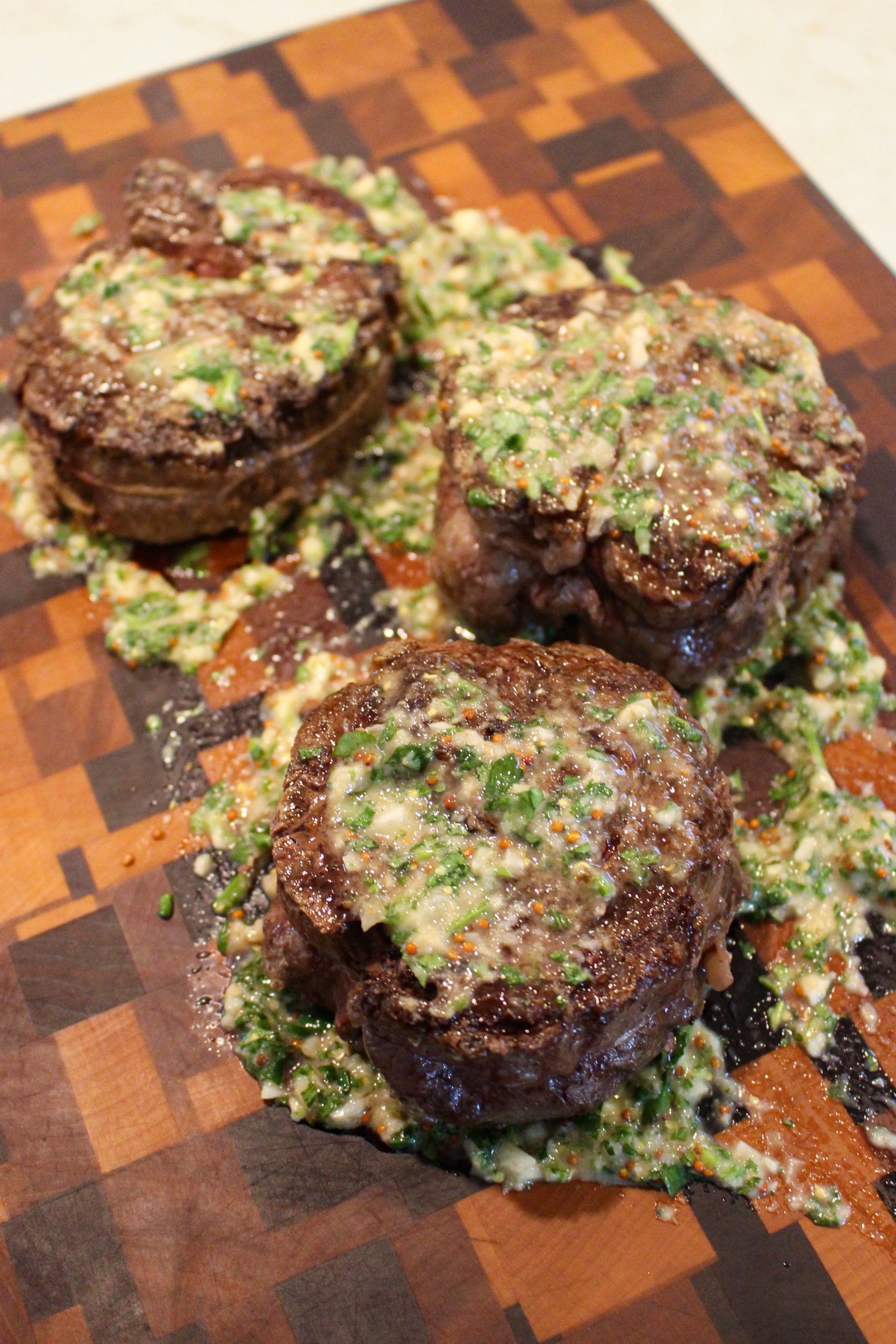 Tapones de chuletón con salsa de rábano picante