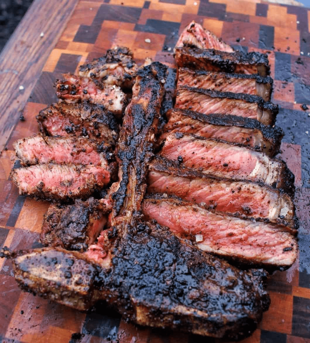 A sliced T-bone ready to devour. 