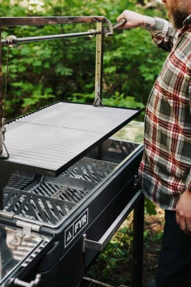 Derek shows his friends how to use the Santa Maria Grill attachment